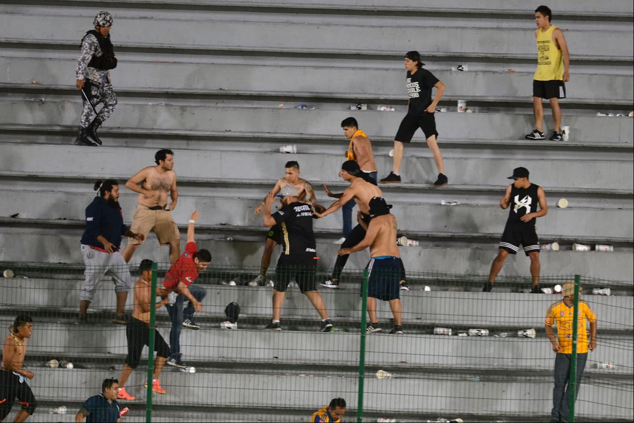 No hubo policías suficientes en el inmueble para detener a los enardecidos seguidores veracruzanos, por lo que alcanzaron a los fanáticos de los Tigres y comenzaron las hostilidades.