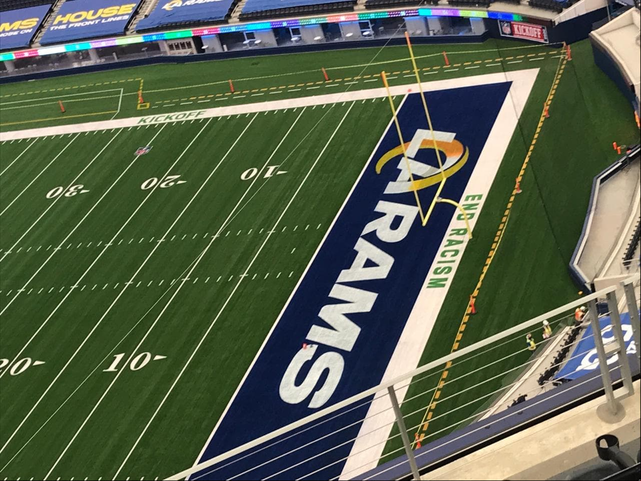 La nueva casa para los Rams y para los Chargers esta lista y es simplemente hermosa.