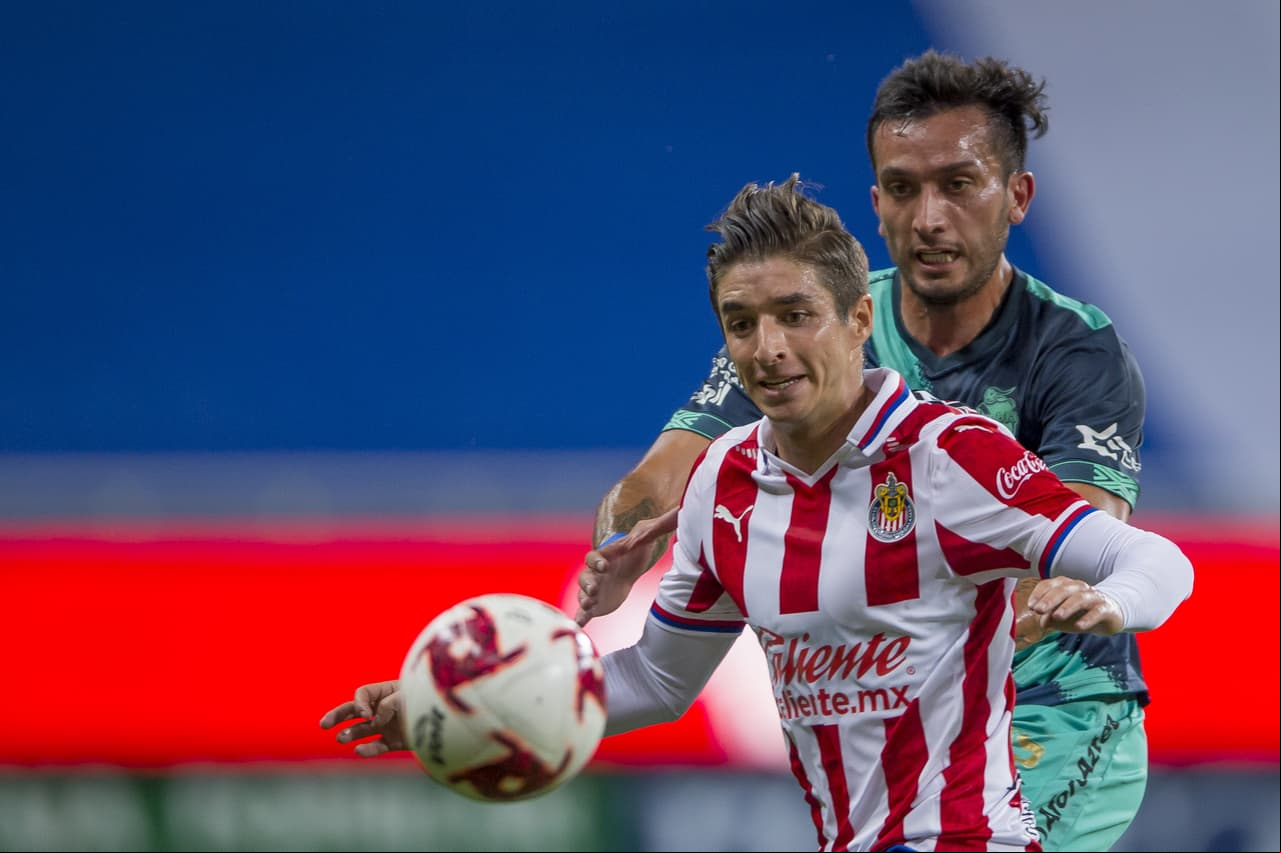 Isaác ‘Conejito’ Brizuela buscaba hacer peligro en el arco de Puebla, pero el gol no llegaba.