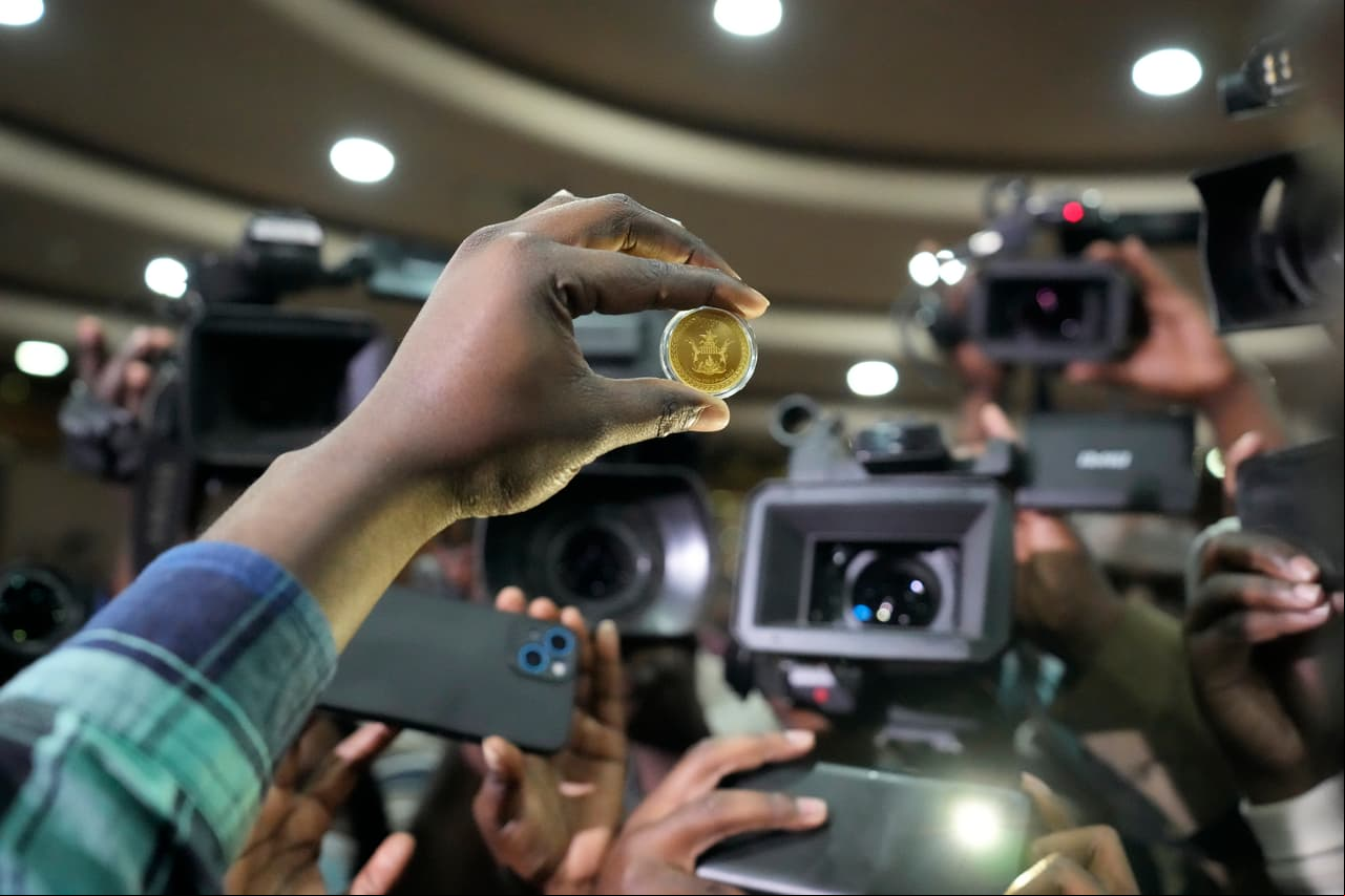La insólita estrategia contra la inflación del país que puso en circulación monedas de oro