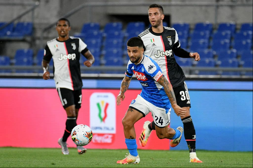 Lorenzo Insigne corre por la pelota que ha rebotado en un intento de anotar.