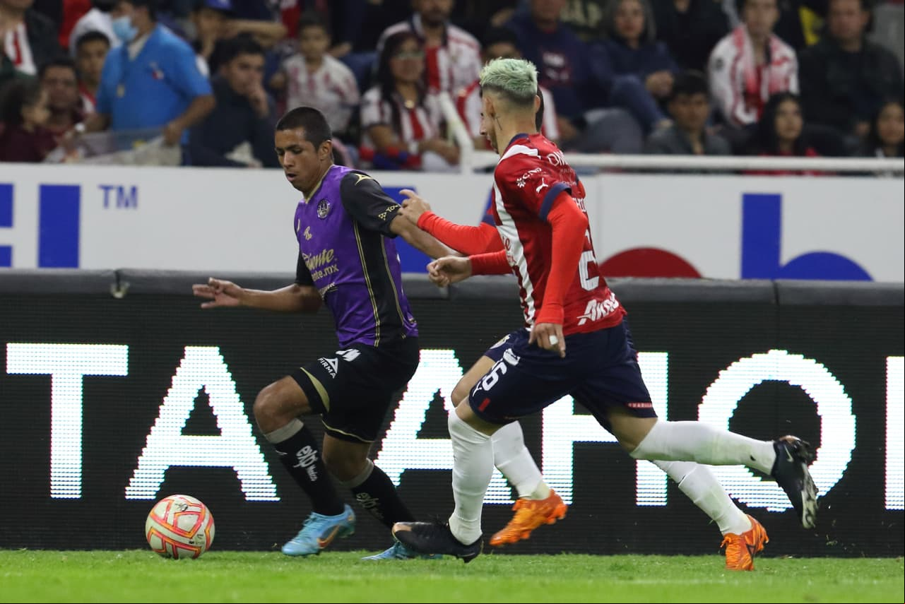 Chivas rescató la victoria ante Mazatlán en la Jornada 2 de la Copa por México 2022 con un polémico gol de Isaác Brizuela en tiempo de compensación. El 'Cone' disparó en el área, pero el balón impactó en el brazo de su compañero Luis Puente, lo que por regla debió ser anulado, pero el árbitro central lo dio por bueno.
