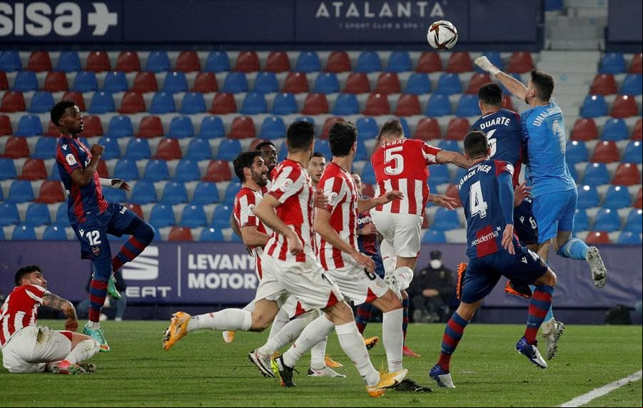 Athletic Club derrota, en tiempo extra, al Levante con un marcador de 2-1 y jugará la final de la Copa del Rey ante el Barcelona el 17 de abril en La Cartuja. Roger Martí anotó el primer tanto al minuto 17, pero Raúl García se encargó de igualar las cosas. Remiro, al minuto 112, le dio la victoria y el pase a su equipo a la grna final.