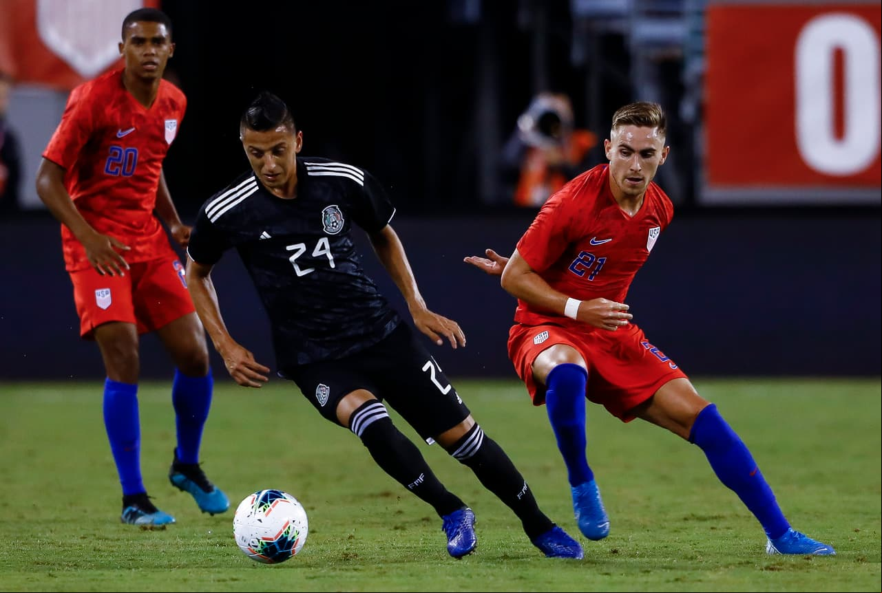 Con goles de Chicharito Hernández, Érick Gutiérrez y Uriel Antuna, México vence 3-0 al equipo de las barras y las estrellas; Orozco atajó un penal.