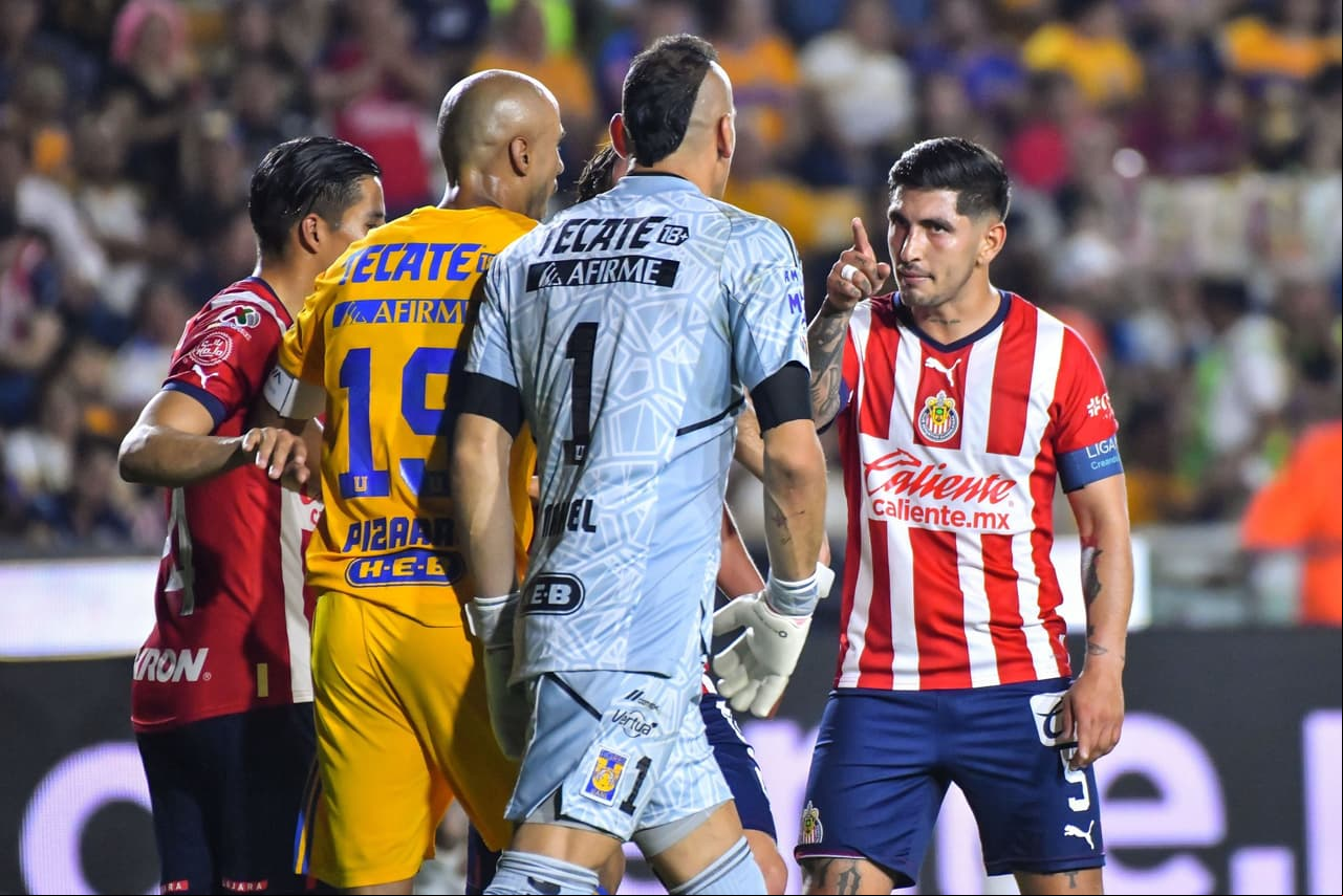 ¿Agresión? Nahuel da balonazo a Pocho tras el 0-2 de Chivas