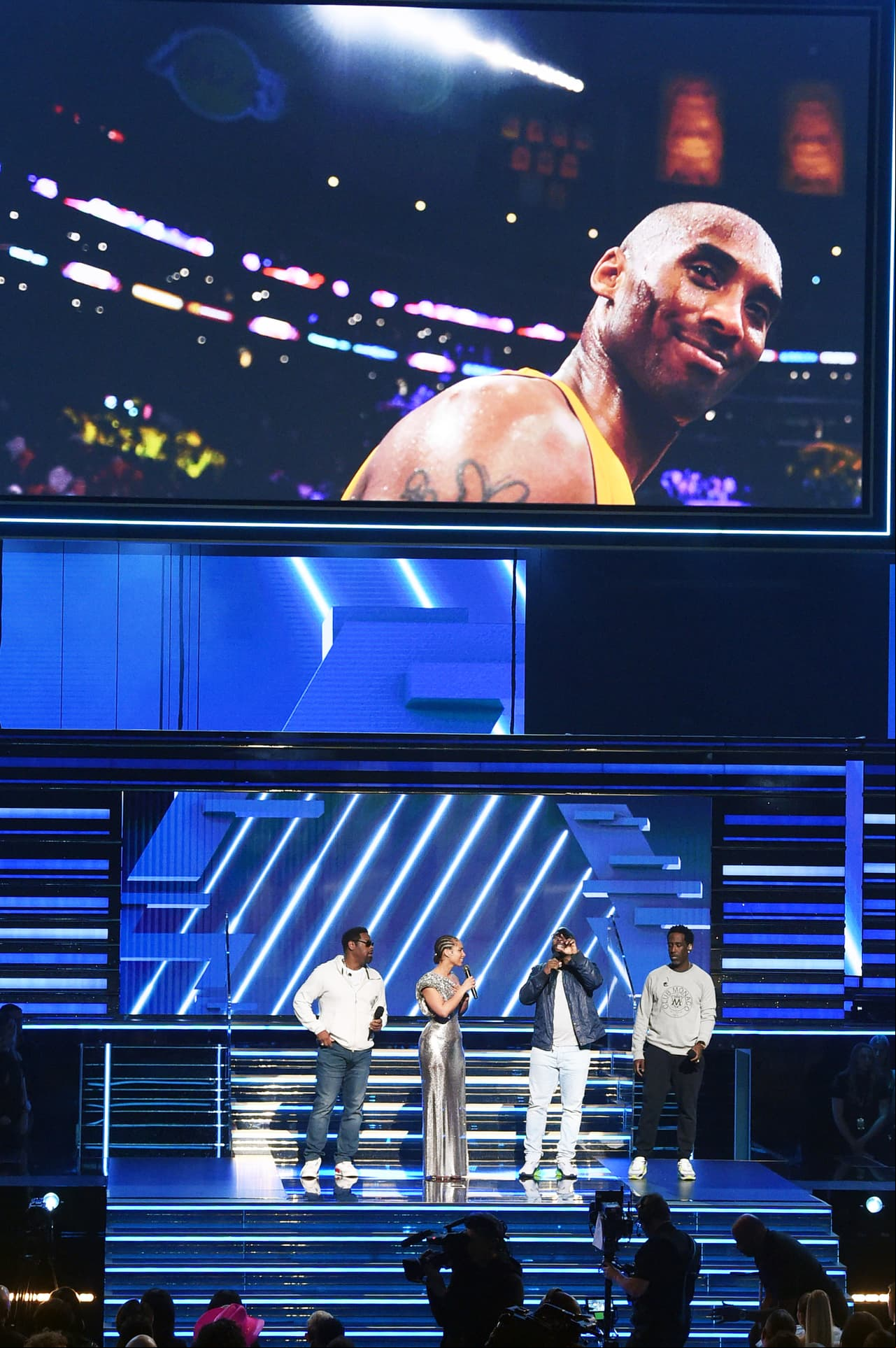 Desde el corazón del 
<b>Staples Center de Los Ángeles</b>, donde juegan los Lakers, el equipo del cual Kobe Bryant es una leyenda, Alicia Keys declaró: "Los Ángeles, Estados Unidos y el mundo entero perdimos a un héroe".