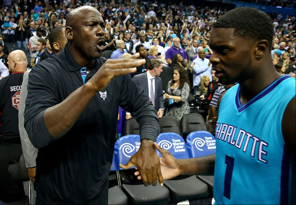 Compró una participación minoritaria en los Charlotte Bobcats en 2005 y se convirtió en el jefe de operaciones de baloncesto. En 2010, Jordan compró la participación mayoritaria de su actual titular.