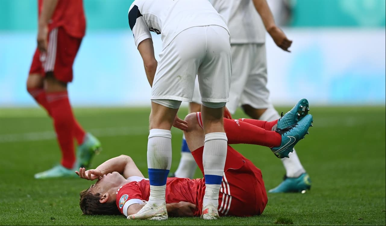 Rusia consigue su primera victoria tras derrotar 1-0 a Finlandia durante la segunda jornada del Grupo B en la Euro 2020. Parecía que los visitantes ponían el primer gol del encuentro pero, tras revisión del VAR, se anulaba la anotación. Ya al filo de la primera mitad, Aleksei Miranchuck anotó el tanto que le dio la victoria a los rusos en San Petersburgo.