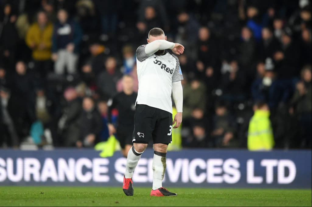 A pesar de estar jugando para Derby, Wayne Rooney recibe cánticos por parte de la afición del Manchester United: ‘Rooney, Rooney’.