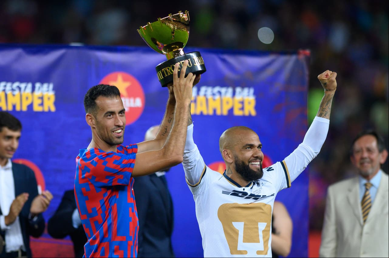 Busquets, capitán de los blaugranas, con su ecompañero y el trofeo.