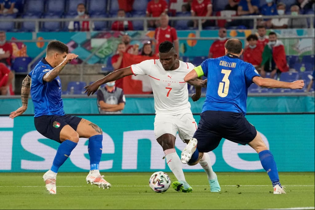 Italia golea a Suiza 3-0 y asegura ya su pase a octavos de final de la Euro 2020. Locatelli propinó un doblete, mientras que Immobile aportó un gol para su victoria. La escuadra 'Azurra' no ha recibido goles desde el 14 de octubre del 2020.