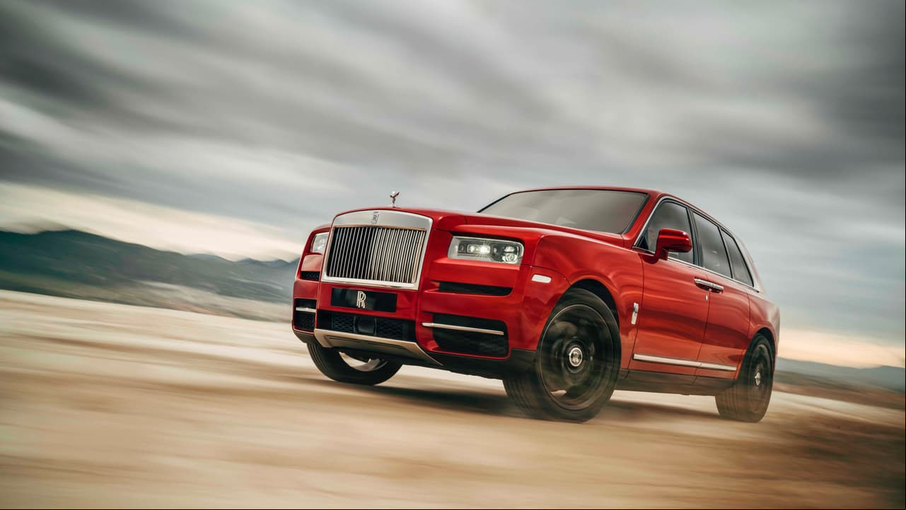 El Rolls-Royce Cullinan es la camioneta familiar mas cara del mundo con opciones casi infinitas para su personalización. Su motor es un V12 de 6.8 litros que puede producir hasta 563 hp. Su precio inicial es $325,00 en EE.UU.