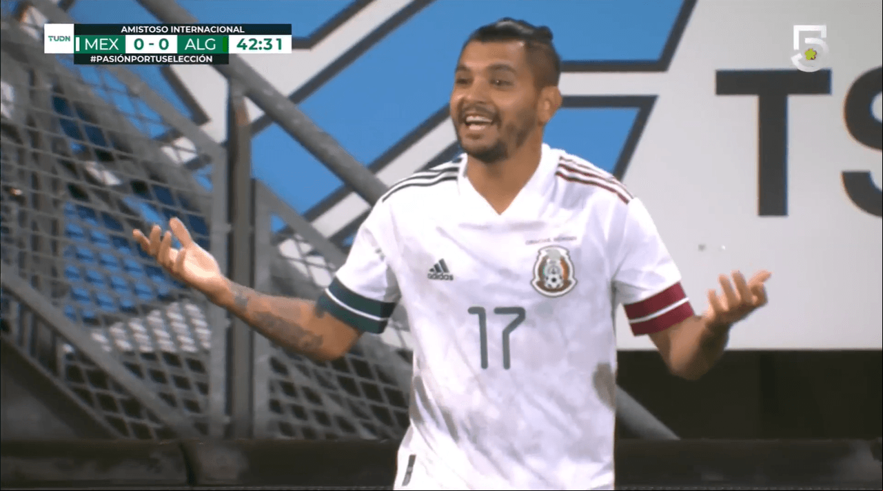 Gran barrida de Hector Moreno dentro del área y detiene jugada de peligro