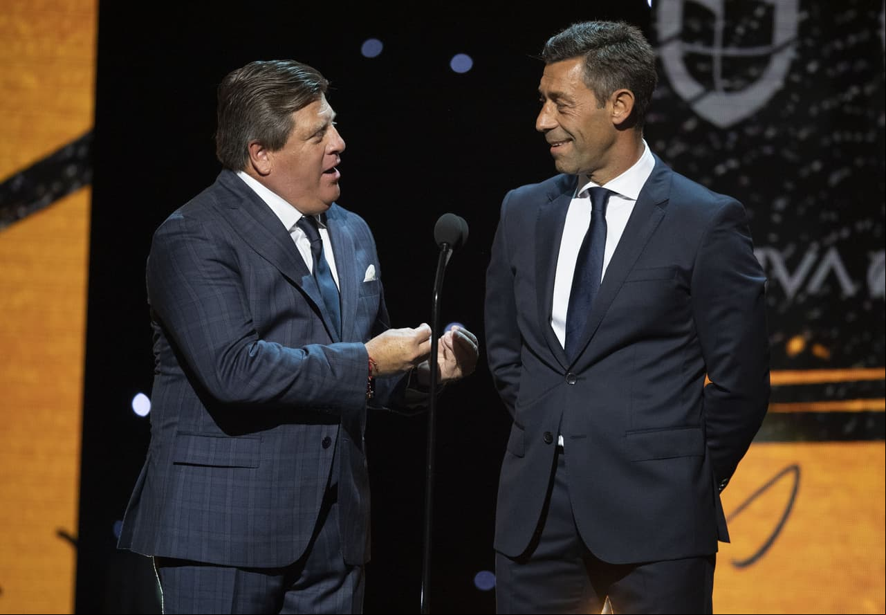 Pedro Caixinha y Miguel Herrera comparten escenario en la ceremonia del Balón de Oro de la Liga MX 2019.