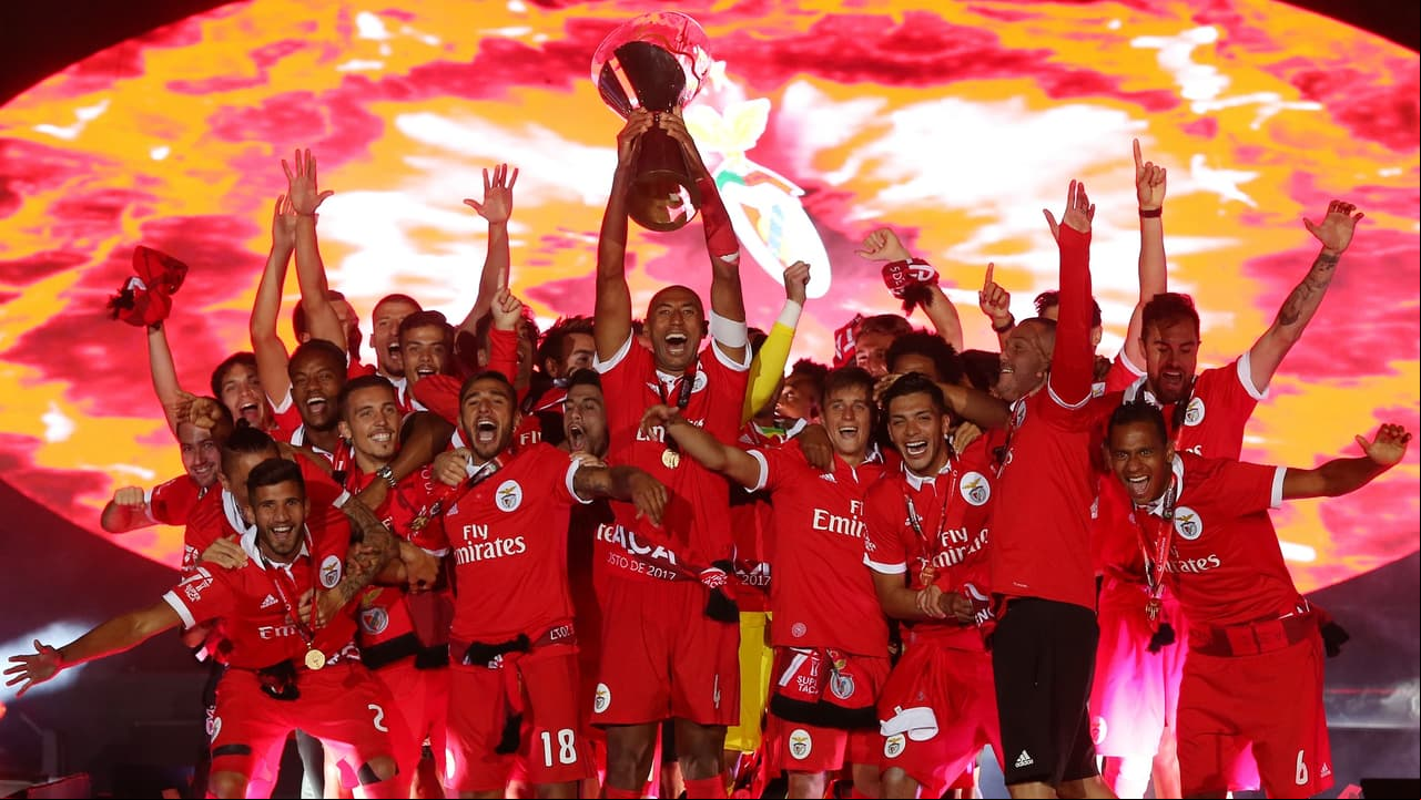 Raúl Jiménez y todo el Benfica celebraron la obtención del primer título de la temporada.