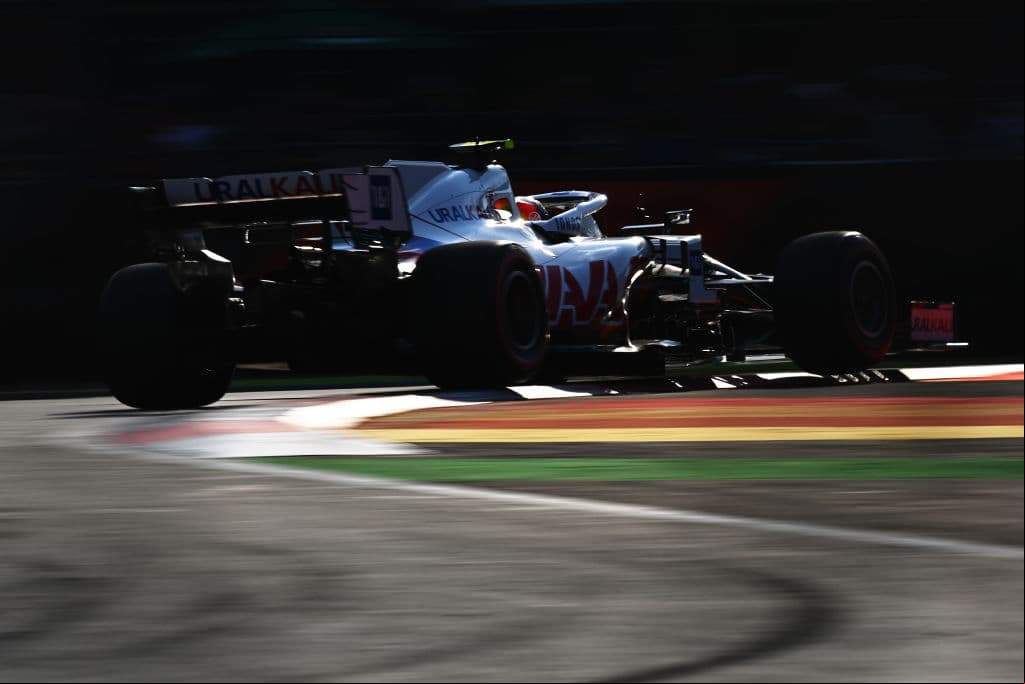 En la primer práctica, Bottas se llevó el primer lugar con 1:18.341, seguido de su compañero Lewis Hamilton (1:18.417) y Max Verstappen (1:18.464). Para la segunda práctica, las cosas camnbiaron un poco, El neerlandés Max Verstappen fue el más rápido con un tiempo de 1:17.301, mientras que Bottas lo persiguió con 1:17.725, Hamilton fue tercero con 1:17.810 y ‘Checo’ Pérez repitió la cuarta posición superando su tiempo de las primeras prácticas con 1:17.871.