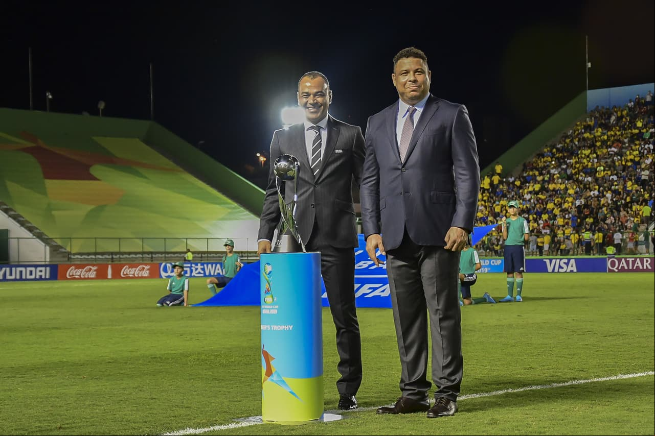 Cafú y Ronaldo presentan el trofeo del Campeonato del Mundo Sub-17.
