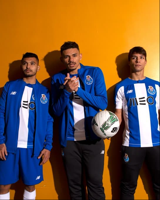 La pasión del Dragao y toda su afición en esta nueva temporada del fútbol europeo tendrá de nuevo las franjas gruesas en su playera. Pocos cambios, de hecho, tendrá la nueva prenda siendo el más notorio el de los hombros donde ya no existe el blanco sino que predomina el azul.