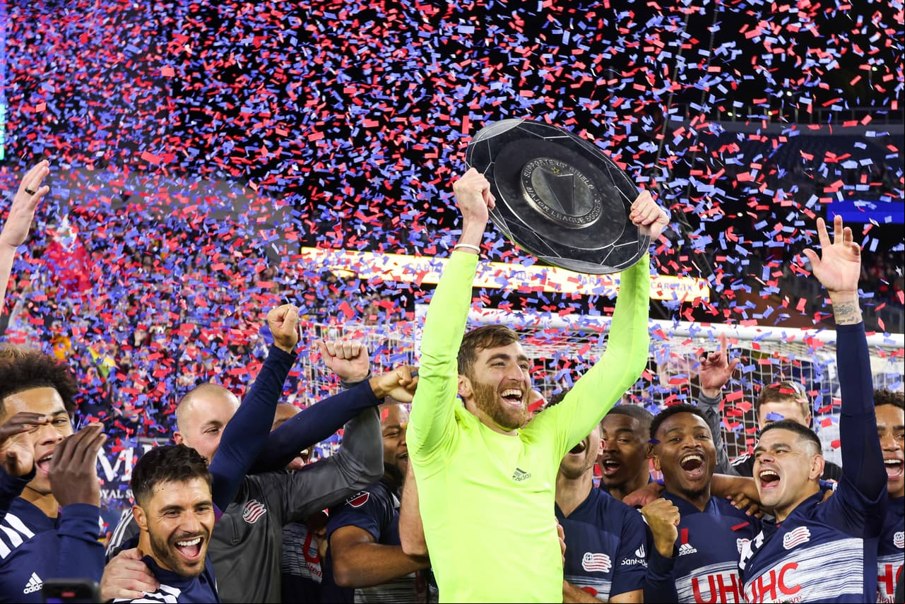 New England Revolution -uno de los dos equipos que se librarán de jugar la Primera Ronda de la postemporada- celebró la obtención del ers' Shield, el reconocimiento al mejor equipo del curso regular.
<br>
