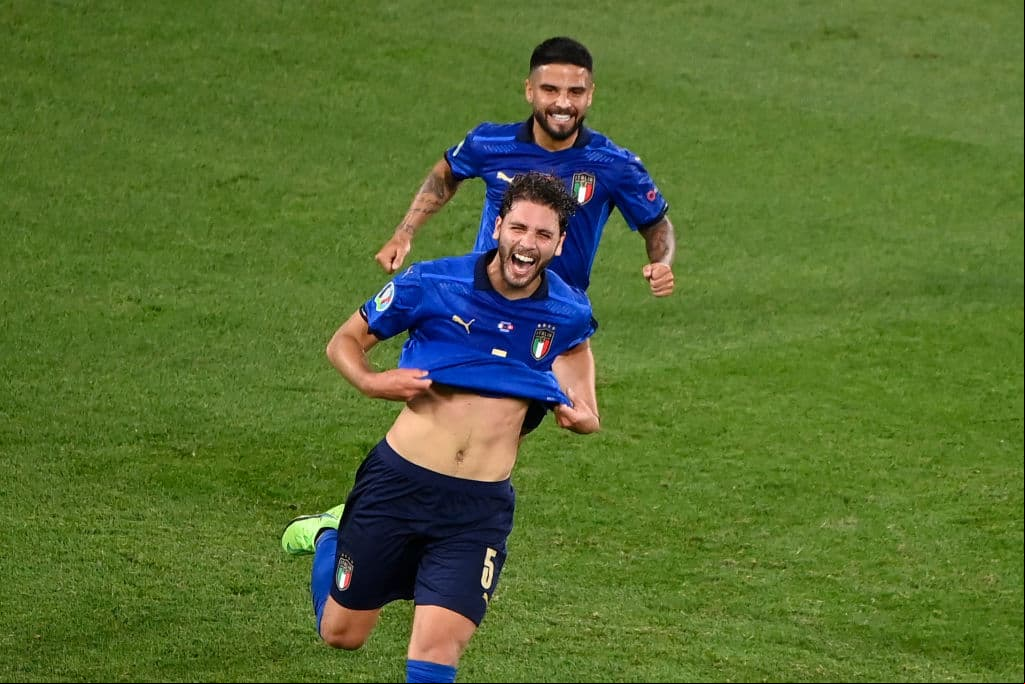 Italia golea a Suiza 3-0 y asegura ya su pase a octavos de final de la Euro 2020. Locatelli propinó un doblete, mientras que Immobile aportó un gol para su victoria. La escuadra 'Azurra' no ha recibido goles desde el 14 de octubre del 2020.