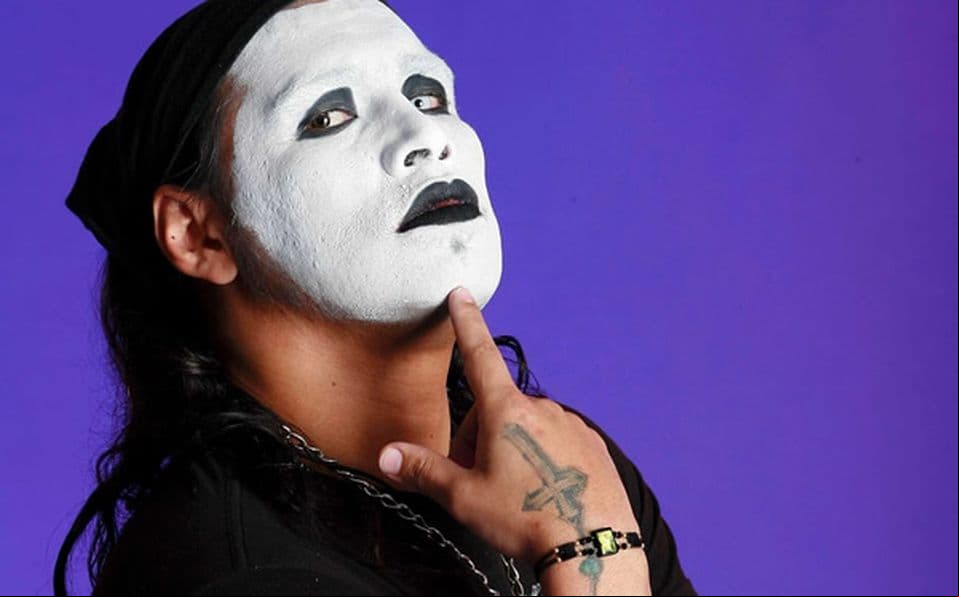 En 2008, Charñy Manson sufrió una fractura de femur al estrellarse con el barandal luego de un lance y dobló la placa que le habían puesto en 2001.