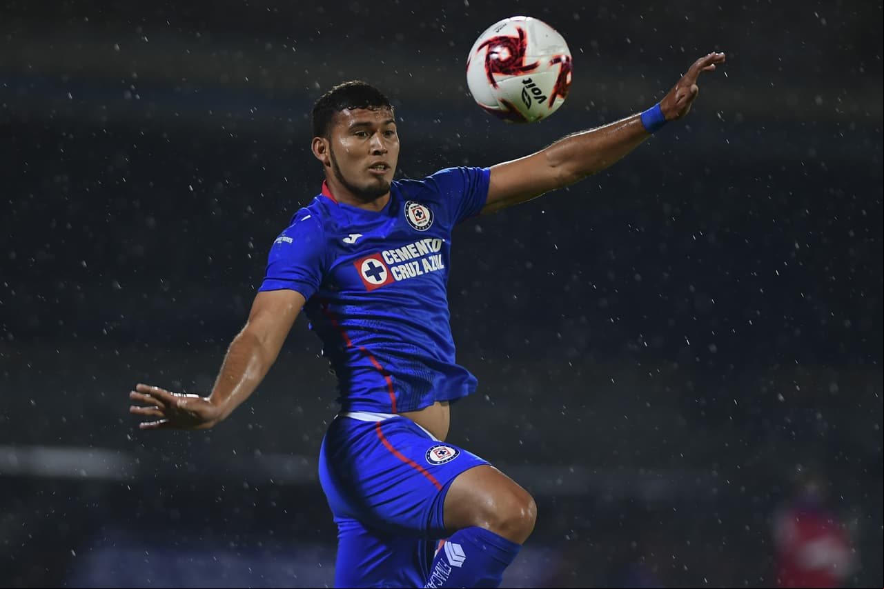 Con un hombre extra en la cancha, Cruz Azul dominó la primera mitad, aunque Santos cerró sus líneas y la ventaja de los cementeros era mínima.