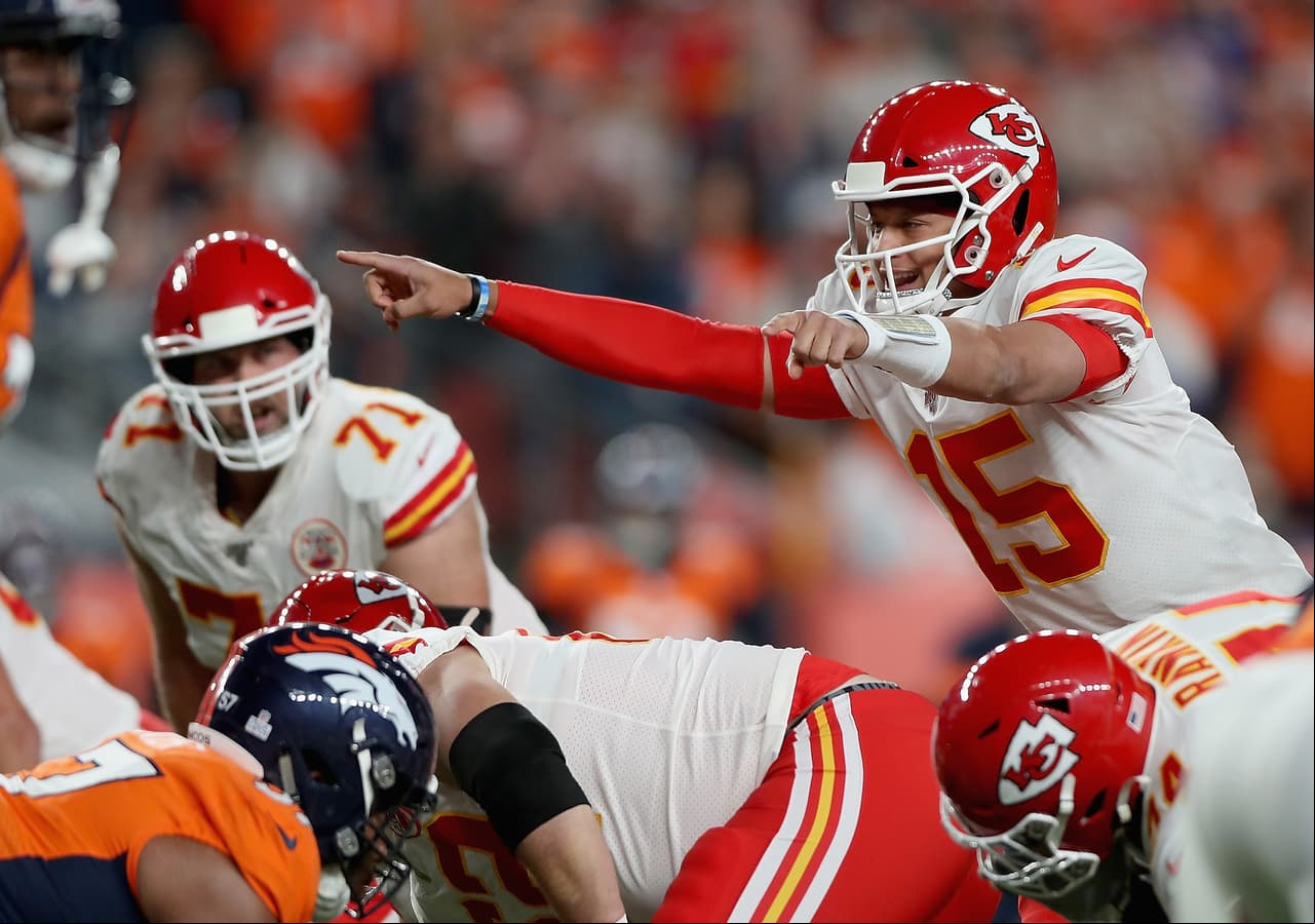 Los Kansas City Chiefs vencen a los Denver Broncos 30-6, pero pierden a Patrick Mahomes por lesión en la rodilla.