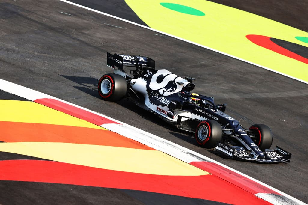 En la primer práctica, Bottas se llevó el primer lugar con 1:18.341, seguido de su compañero Lewis Hamilton (1:18.417) y Max Verstappen (1:18.464). Para la segunda práctica, las cosas camnbiaron un poco, El neerlandés Max Verstappen fue el más rápido con un tiempo de 1:17.301, mientras que Bottas lo persiguió con 1:17.725, Hamilton fue tercero con 1:17.810 y ‘Checo’ Pérez repitió la cuarta posición superando su tiempo de las primeras prácticas con 1:17.871.