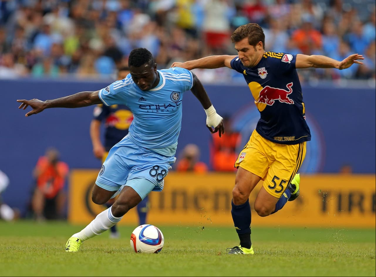 Poku y Perinnelle no tardaron en acomodarse al partido.