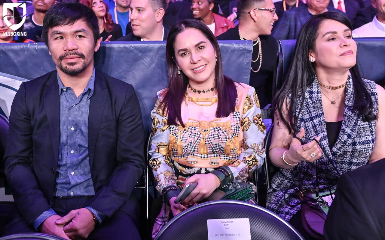 Manny Pacquiao observa las peleas preliminares.