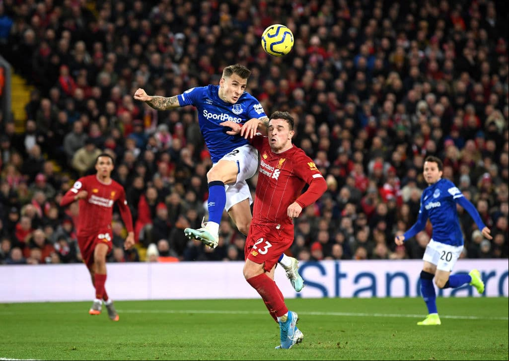 Shaqiri busca su segundo gol, pero no puede llegar a rematar.