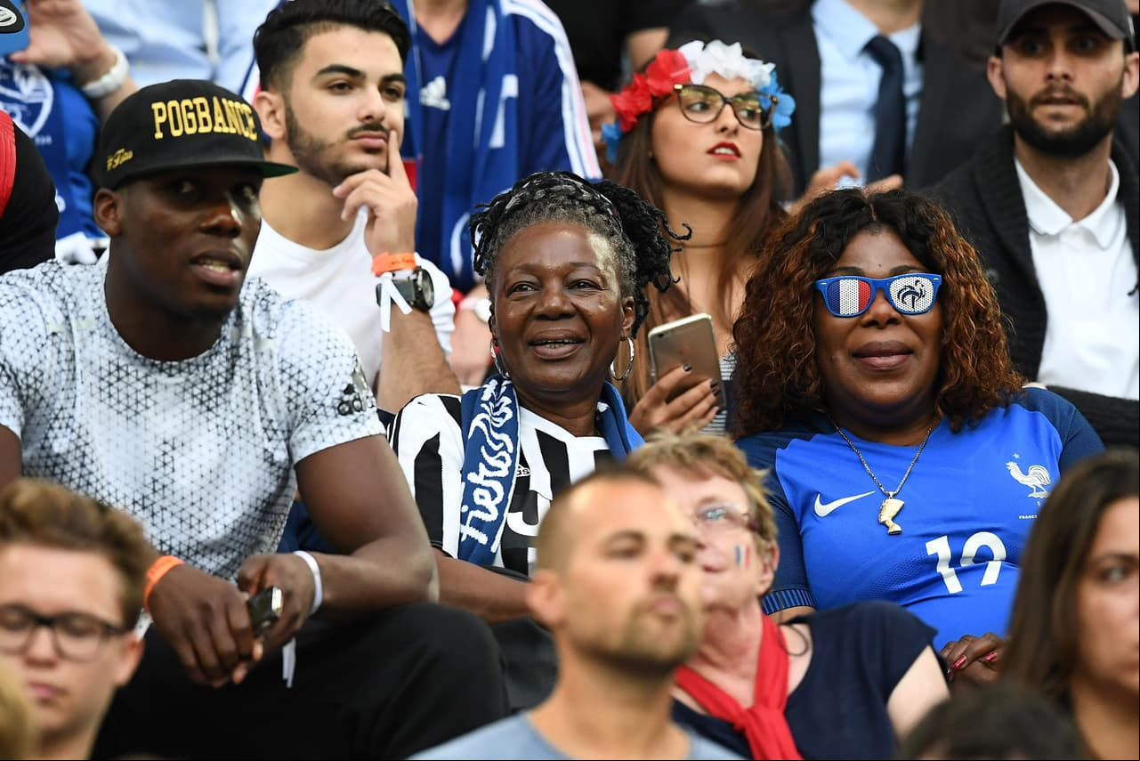 Familia de los jugadores de Francia en las tribunas. Aquí la mamá de Paul Pogba.
