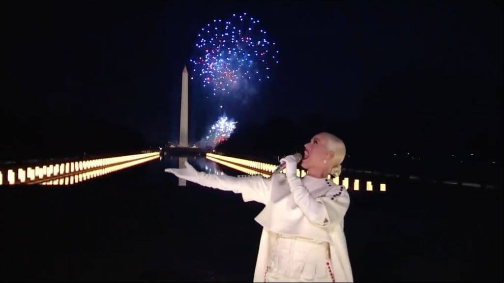 Simplemente, en el evento ‘Celebrating América’, durante la toma de protesta de Joe Biden, cerró con ‘Firework’.