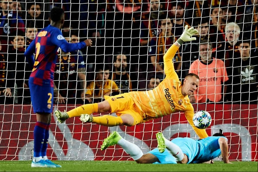 Ter Stegen salva la meta del Barcelona desviando el balón hacia un costado de su meta.