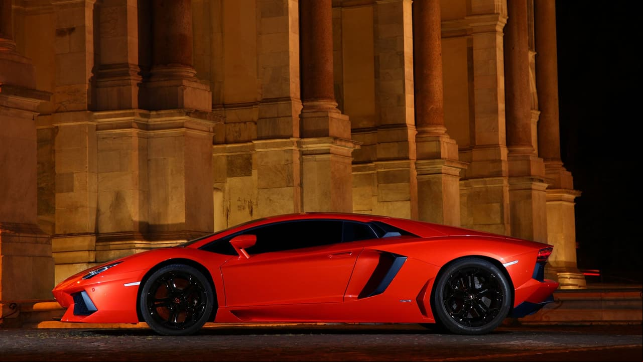 El Lamborghini Aventador trae un imponente motor V12 de 6.5 litros que alcanza una potencia de 700 caballos de fuerza con un torque de 510 libras-pie. Posee una caja de siete marchas y tracción en las cuatro ruedas controlada electrónicamente. Según la marca llega a una velocida tope de 217 millas por hora.