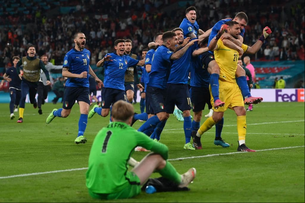 Italia es campeón indiscutible de Europa y se lleva la copa a casa. Luke Shaw abrió el marcador al minuto 2’ del encuentro y en el minuto 67, Leonardo Bonucci se encargó de igualar el marcador, ya en tiempos extra no pudieron pasar del 1-1 y, en tanda de penales, el equipo inglés no supo definir y la ‘Squadra Azzurra’ se corona en Wembley.