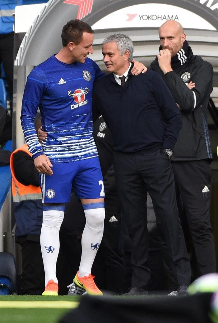 El técnico del Manchester United incluso recibió un caluroso saludo por parte de sus antiguos dirigidos, entre ellos el capitán en su época, John Terry.