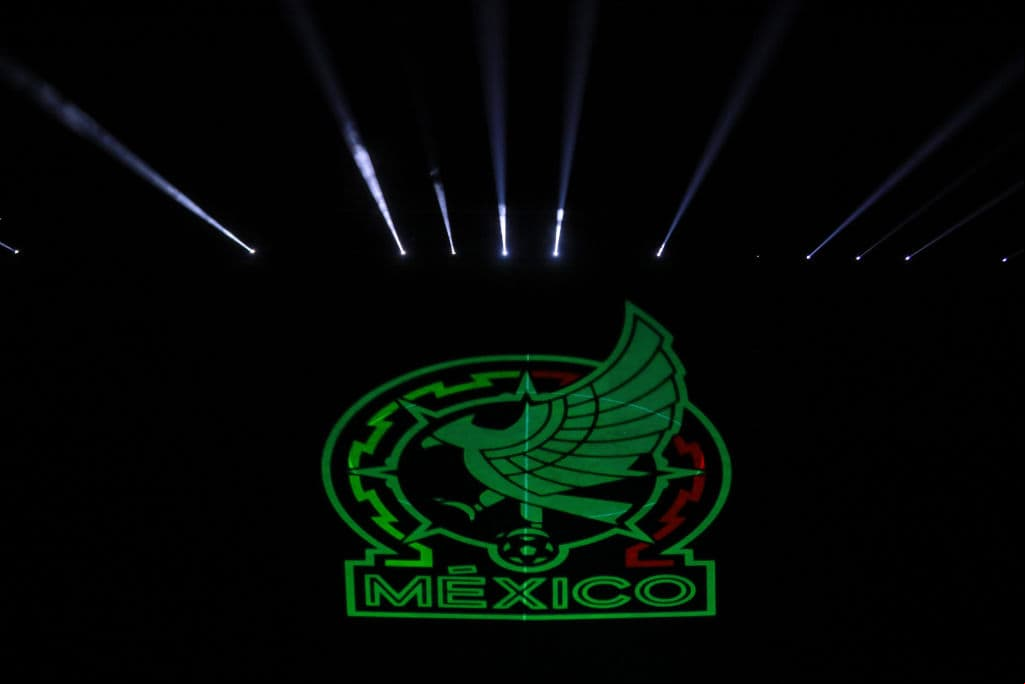 Con un espectáculo repleto de luces, rayos láser y bailes, la Federación Mexicana de Futbol presentó el nuevo logotipo o escudo que portarán las nuevas generaciones de futbolistas.