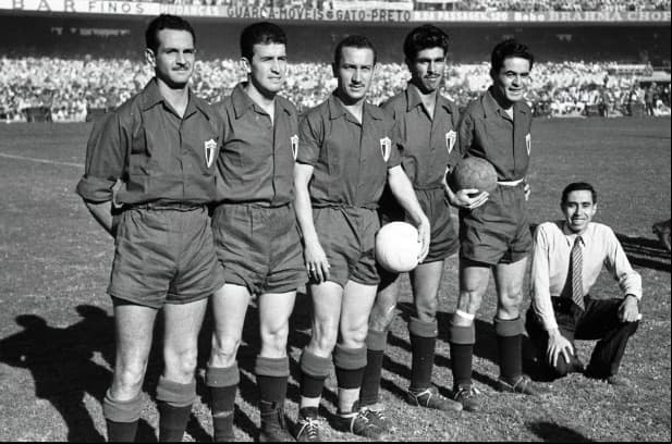 <b>Segundo juego inaugural</b>
<br>México se enfrentó, ni más ni menos, que a la Verdeamarelha, a pesar de que no estaba Pelé en esa generación, Brasil siempre ha sido una potencia. El Tri terminó cayendo en el primer juego 4-0.
