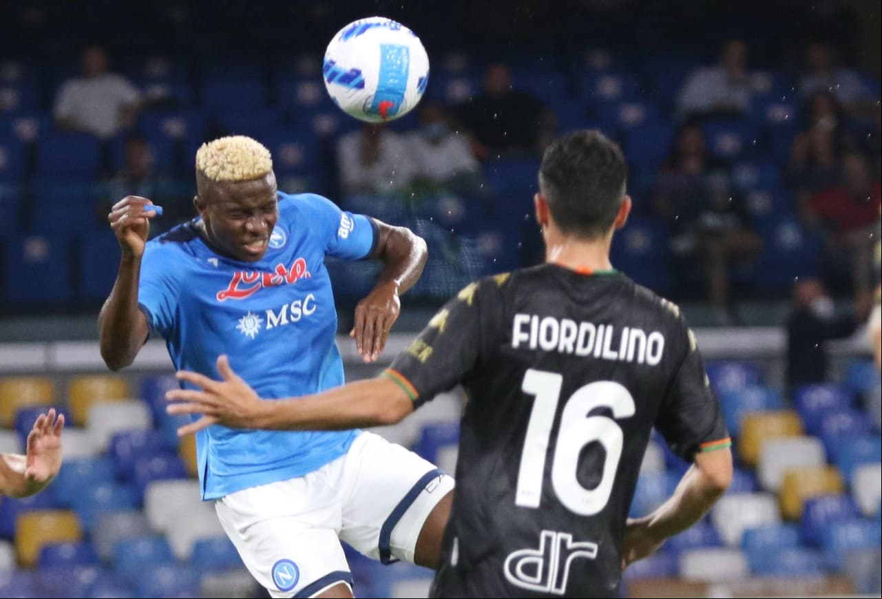 Napoli derrota 2-0 a Venecia en el Estadio Diego Armando Maradona y con 10 hombres tras la expulsión de Osmihen al minuto 23' del encuentro. Lorenzo Insigne convirtió un penalti en gol al minuto 62' y diez minutos después, Elif Elmas hizo el segundo al 72'. El mexiano Hirving Lozano entró 20 minutos antes del silbido final.