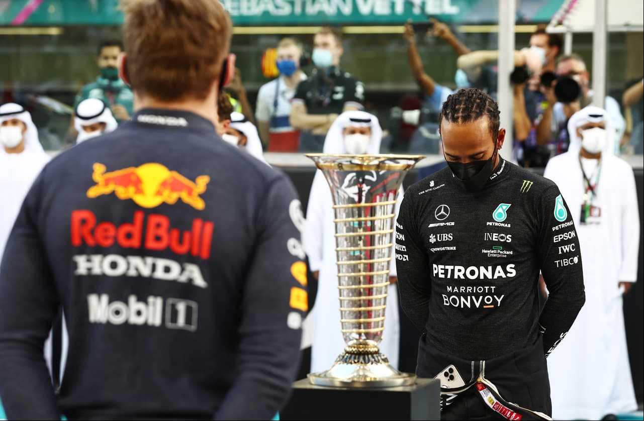 Max Verstappen es campeón del mundo y se corona en el Gran Premio de Abu Dhabi tras vencer a Lewis Hamilton en la última vuelta del Circuito Yas Marina. Carlos Sainz de Ferrari se quedó con la tercera posición y el mexicano 'Checo' Pérez quedó fuera de la carrera.
