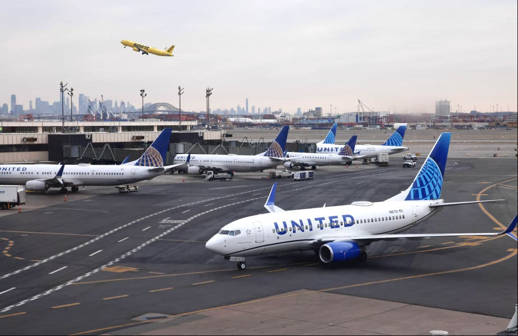 Continúan problemas en el aeropuerto de Newark tras nuevo apagón de radares
