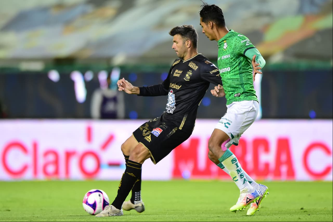 El conjunto Esmeralda sigue consiguiendo puntos y con goles de David Ramírez y Luis Montes, los locales logran remontar y se quedan con los tres puntos en el Nou Camp.