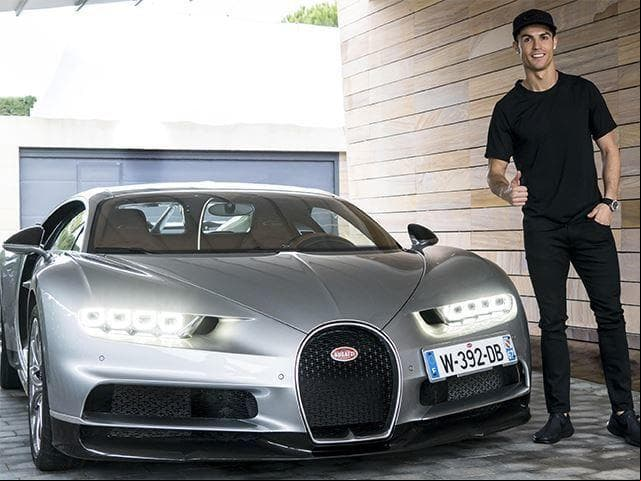 Esta es otra de las joyas de CR7 valuada en $2.9 millones de dólares. Un 
<b><a href="http://www.univision.com/noticias/bugatti/fotos-del-bugatti-chiron-2017-fotos">Bugatti Chiron 2017</a></b>, el cual destaca por ofrecer una potencia inédita en los vehículos de producción: 1500 HP. Con la velocidad máxima limitada por el fabricante en 261 mph (418 km/h).