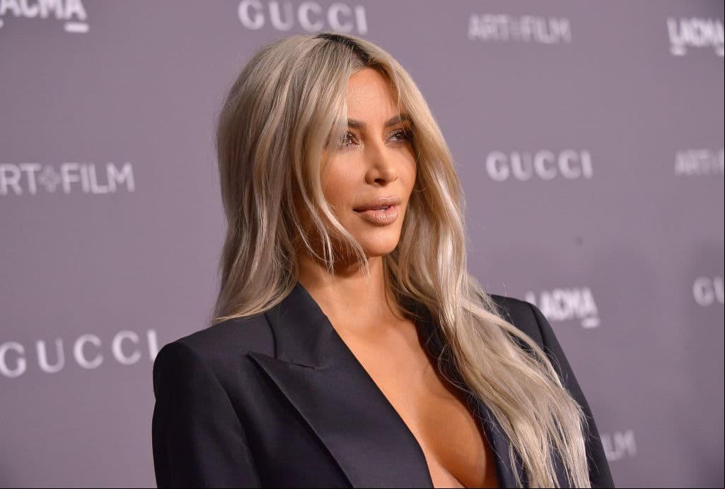 Los cambios de look que han tenido siempre le favorecen, en esta ocasión el cabello platinado luce increíble.