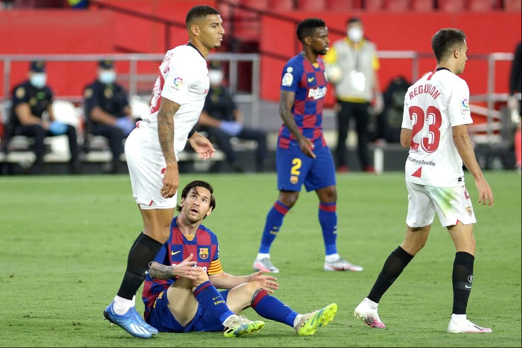 Messi se desespera luego de que recibiera una clara falta que no marcó el árbitro.