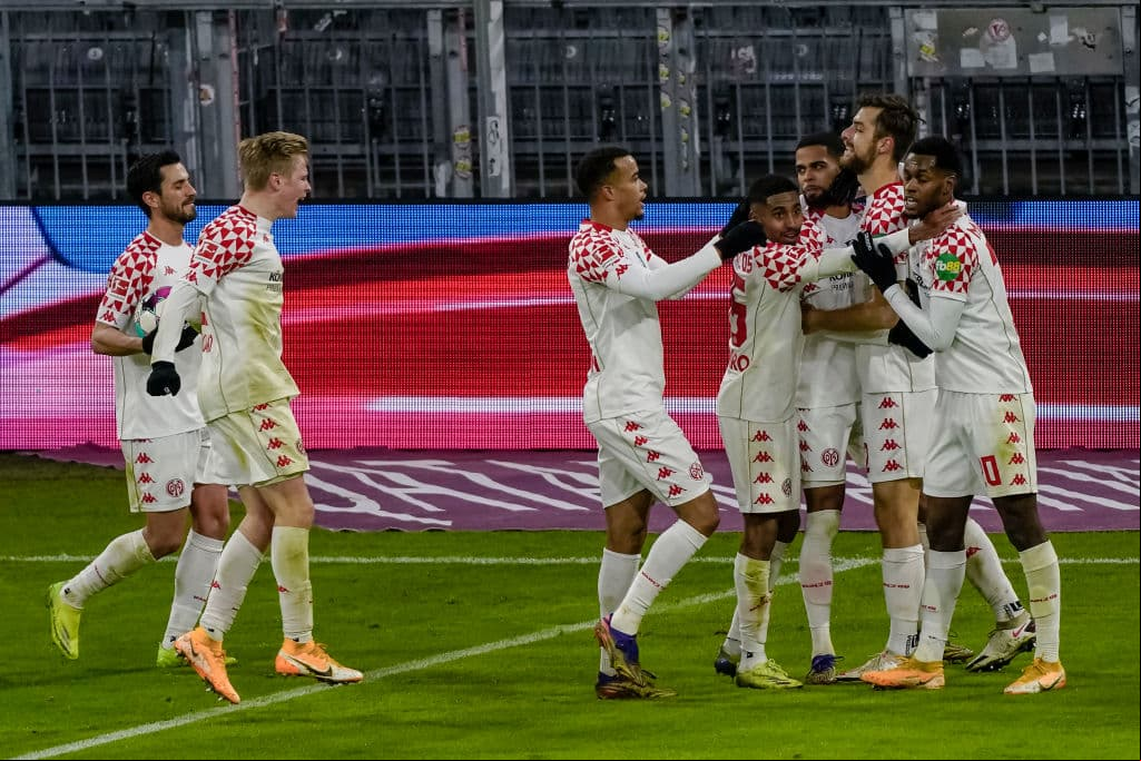 Bayern Munich golea en fecha 14 de la Bundesliga. Mainz iba liderando el encuentro con goles de Burkardt y Hack, pero los 'Bávaros' reaccionaron, remontaron y se llevaron la victoria con anotaciones de Kimmich, Sané Süle y doblete de Lewandowski.