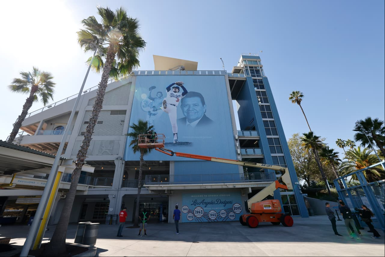 Un tributo al 'Toro' Valenzuela se dejó ver al exterior del Dodger Stadium.
