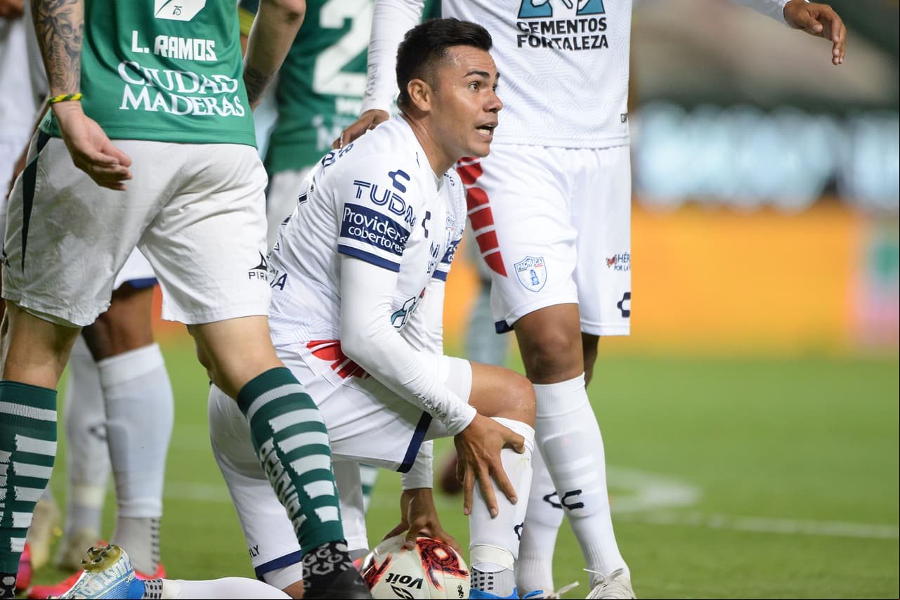 A los 96’ Manni provocaba un penal en contra de su equipo; se podía emparejar el cotejo.