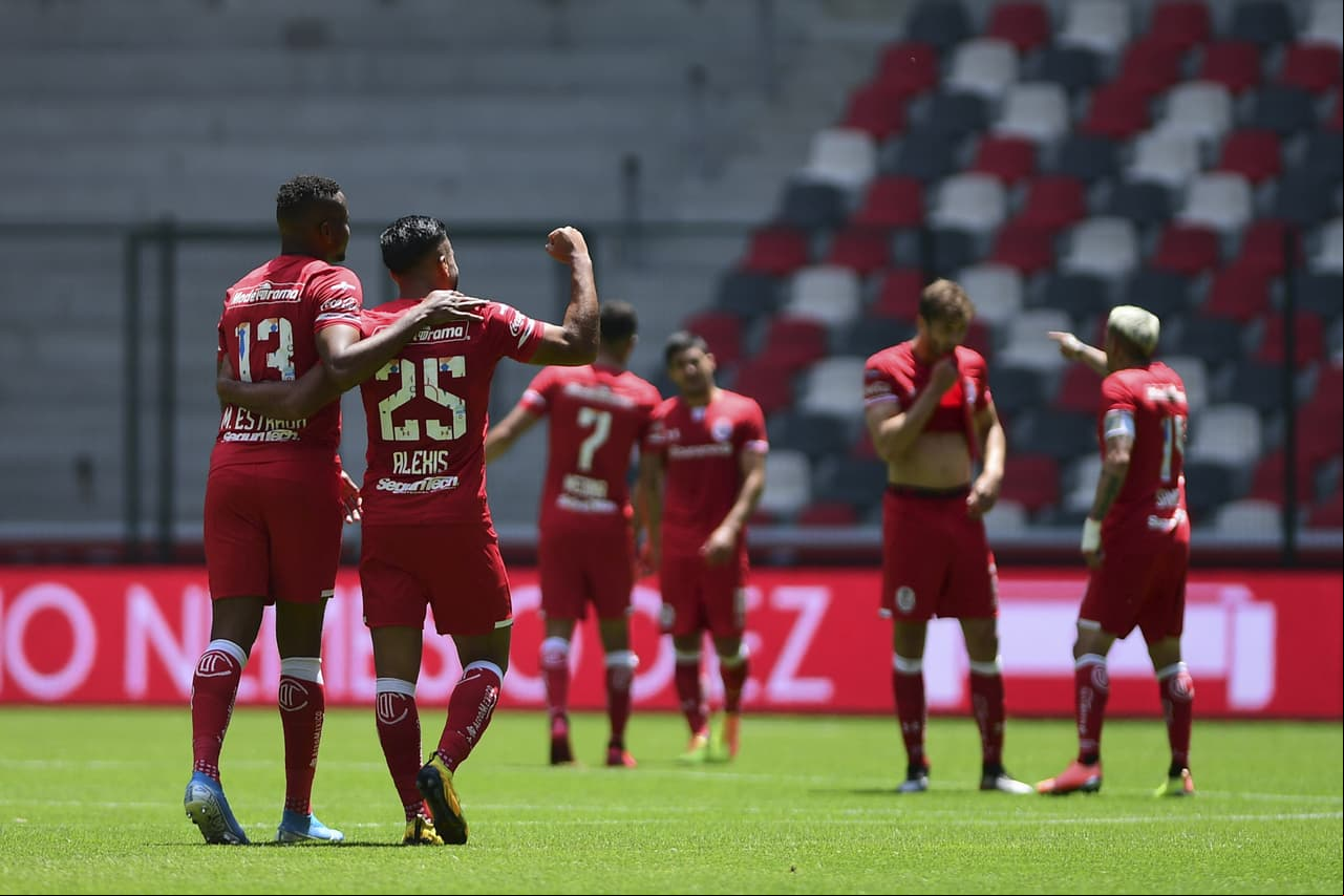 Toluca agarra mal parada a la defensa del San Luis y Alexis Canelo no perdona y Toluca vuelve a tomar la ventaja.